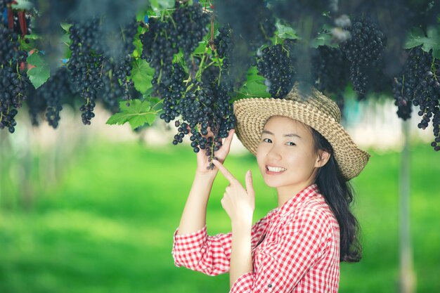 Agricoltori di vigneto che sorridono e si godono il raccolto.