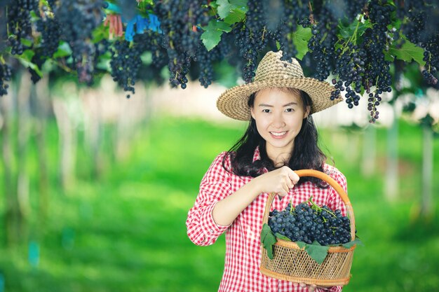 Agricoltori di vigneto che sorridono e si godono il raccolto.