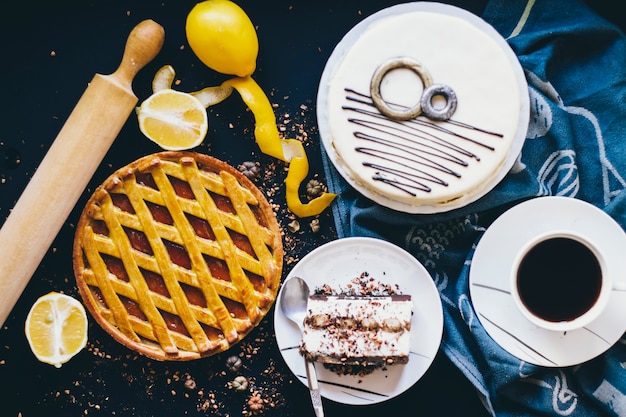 Agrumi e dessert vicino al caffè