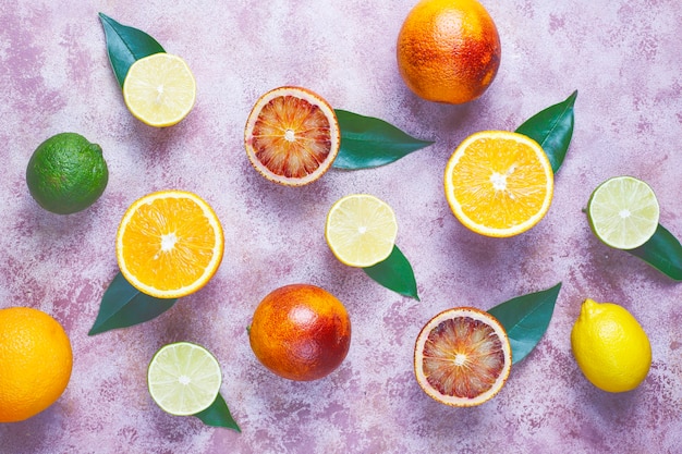 agrumi freschi assortiti, limone, arancia, lime, arancia rossa, fresca e colorata, vista dall'alto