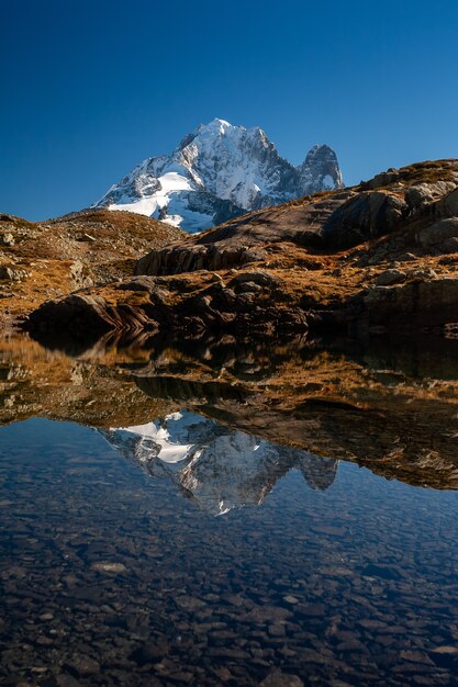 Aiguille Verte dal massiccio del Monte Bianco che riflette sull'acqua a Chamonix, in Francia
