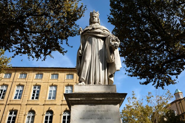 Aix-en-Provence, Francia - 19 ottobre 2017: la famosa statua del re Roi Renee situata nella parte superiore della strada principale del mercato Cours Mirabeau