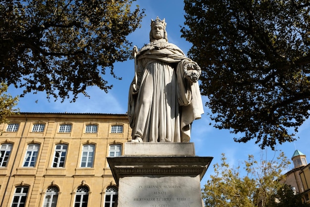 Aix-en-Provence, Francia - 19 ottobre 2017: la famosa statua del re Roi Renee situata nella parte superiore della strada principale del mercato Cours Mirabeau