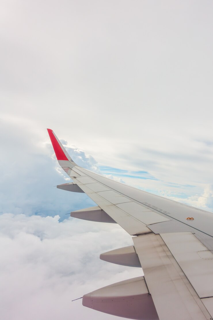 Foto gratuito ala di un aereo che vola sopra le nuvole.