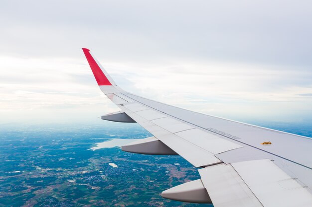 Ala di un aereo volare sopra le nuvole