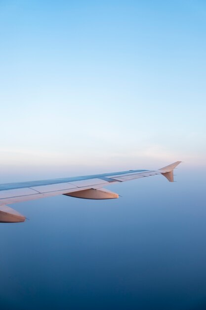 ala e cielo blu dell&#39;aeroplano