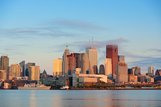 Alba di Toronto con la riflessione della nuvola e della luce solare sul lago al mattino