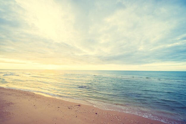 Alba sulla spiaggia e sul mare