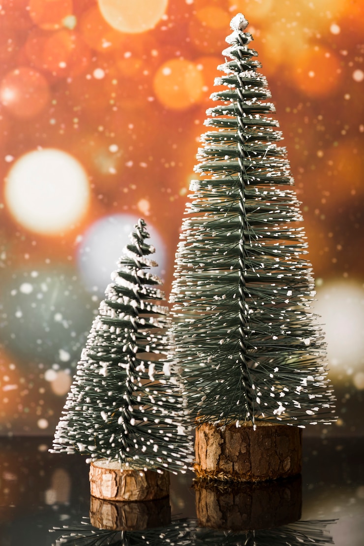 Foto gratuito alberi di abete ornamentali tra le nevicate