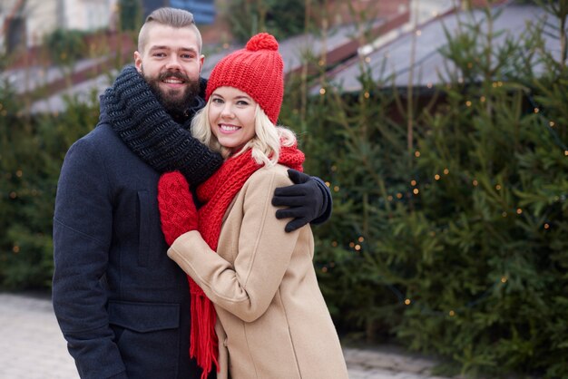 Alberi di Natale freschi e giovani coppie