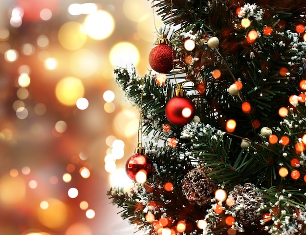 Albero di Natale con decorazioni su uno sfondo bokeh luci