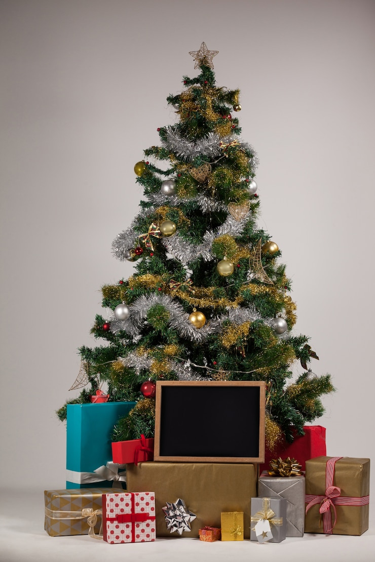 Foto gratuito albero di natale con i regali
