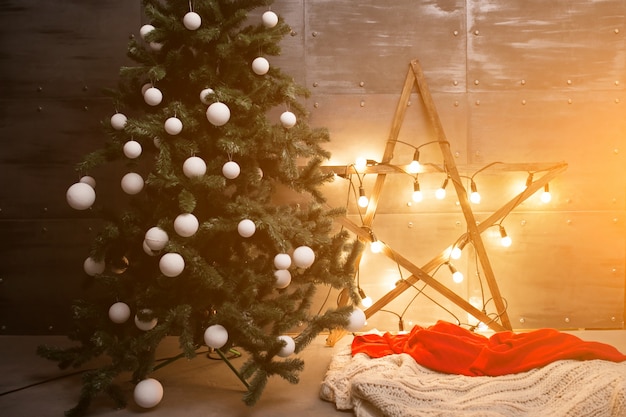 Albero di Natale con luci e stelle in una stanza soppalcata