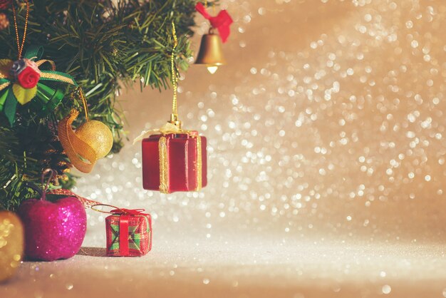 Albero di Natale con oggetti decorativi