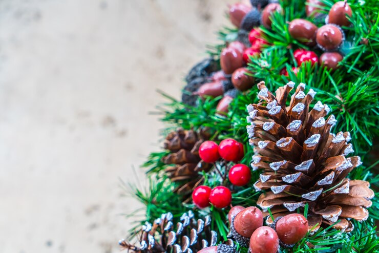 Foto gratuito albero di natale con pigne