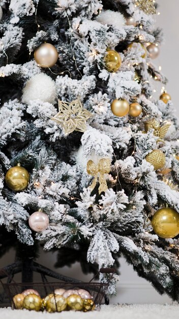 Albero di Natale decorato con neve