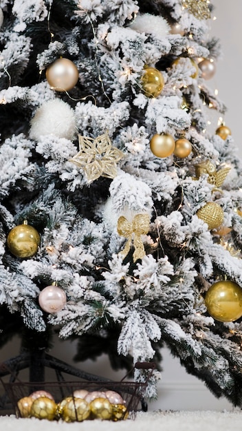 Albero di Natale decorato con neve