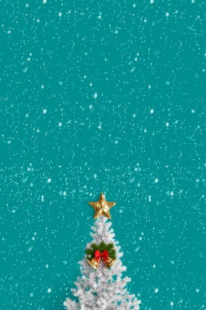 Albero di Natale su uno sfondo verde con stelle