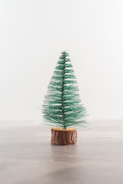 Albero di pino di Natale sulla tavola di legno.