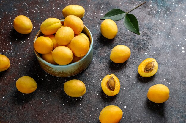 Albicocche biologiche fresche, frutta estiva, vista dall'alto