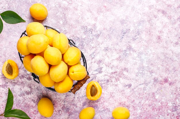 Albicocche biologiche fresche, frutta estiva, vista dall'alto