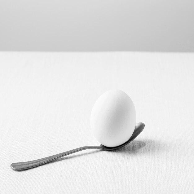 Albume d'uovo ad angolo alto in un cucchiaino