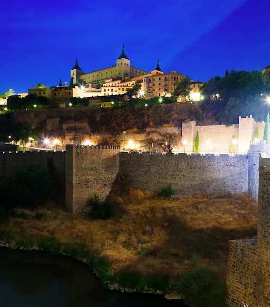 Alcazar dal fiume nella notte. Toledo, in Spagna