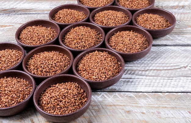 Alcuni grano saraceno in una ciotole o, veduta dall'alto.