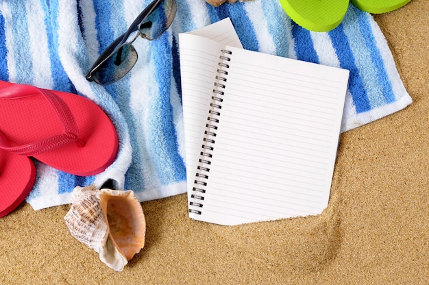 Alcuni oggetti sopra il telo da spiaggia