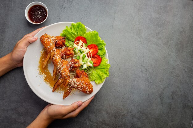 Alette di pollo fritte con salsa di pesce e salsa di pesce dolce.