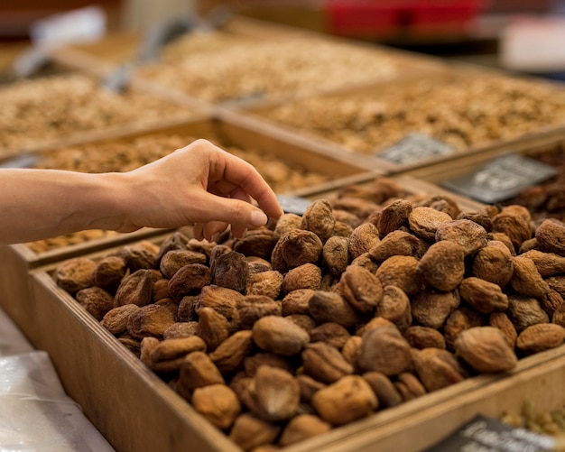 Alimenti a mano e secchi al mercato