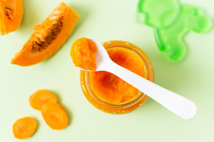Foto gratuito alimenti per bambini sulla vista superiore del fondo verde
