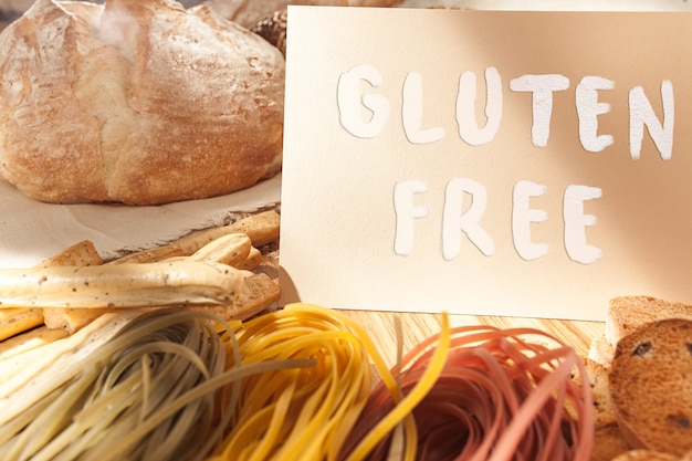 Alimenti senza glutine. Vari pasta, pane e snack su legno