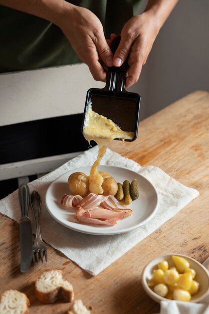 Alimento delizioso di alto angolo sulla zolla
