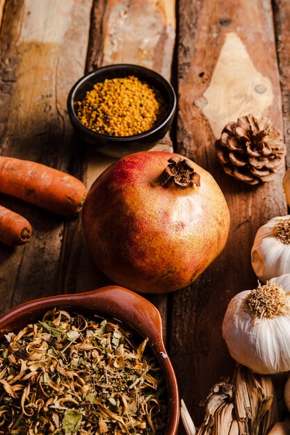 Alimento di autunno dell'angolo alto su fondo di legno