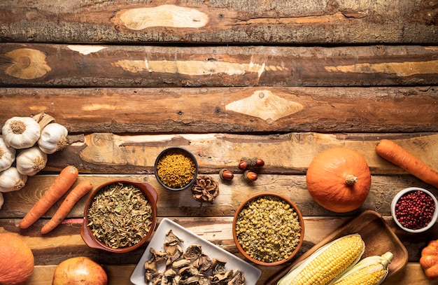 Alimento di autunno di vista superiore su fondo di legno