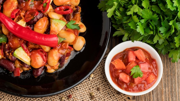 Alimento messicano fresco pronto per essere servito