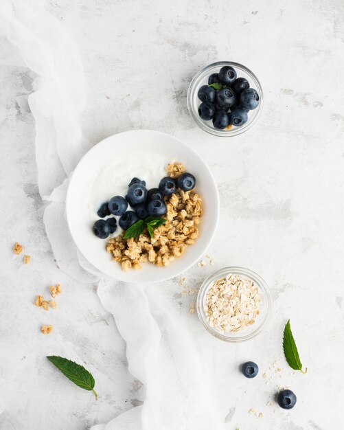 Alimento sano di mattina sulla tavola di marmo bianca