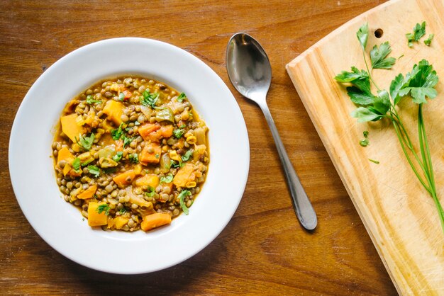 Alimento saporito sul piatto sul ripiano del tavolo di legno