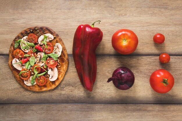 Alimento vegetariano delizioso su fondo di legno