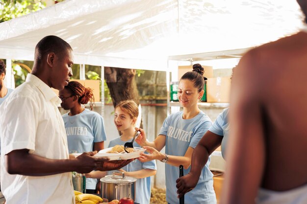 All'aperto, diversi team di volontari distribuiscono cibo gratuito a chi ne ha bisogno, compresi i senzatetto e i rifugiati. Il loro servizio compassionevole fornisce un supporto vitale ai meno privilegiati.