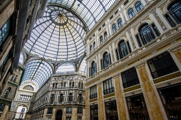 All'interno della Galleria Umberto I di Napoli, Italia