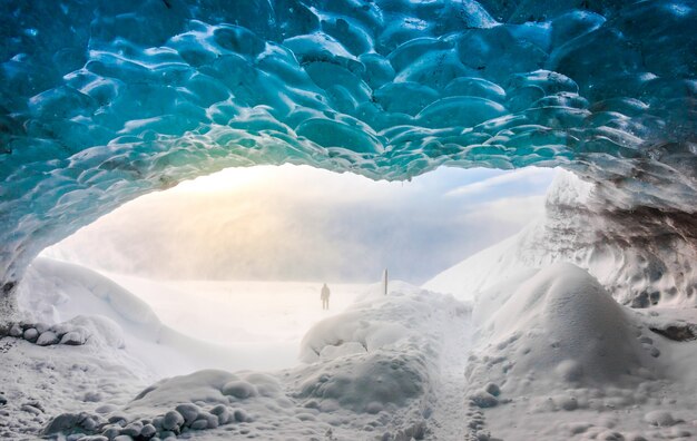 All&#39;interno della grotta di ghiaccio a Vatnajokull, Islanda.
