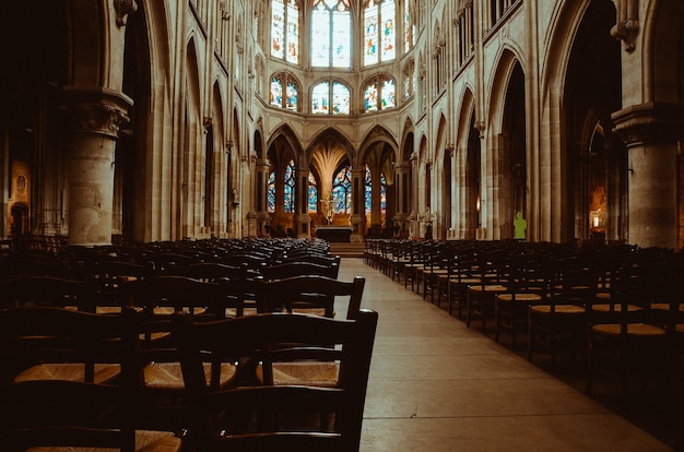 all'interno di una chiesa medievale