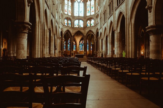 all'interno di una chiesa medievale