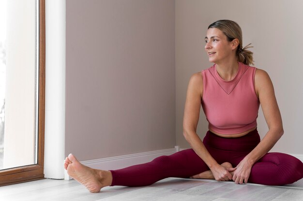 All'interno donna matura indossando abiti sportivi rosa