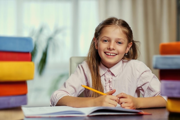 Alla bambina positiva piace leggere molti libri.