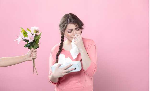 Alla donna piangente viene offerto un mazzo di gigli