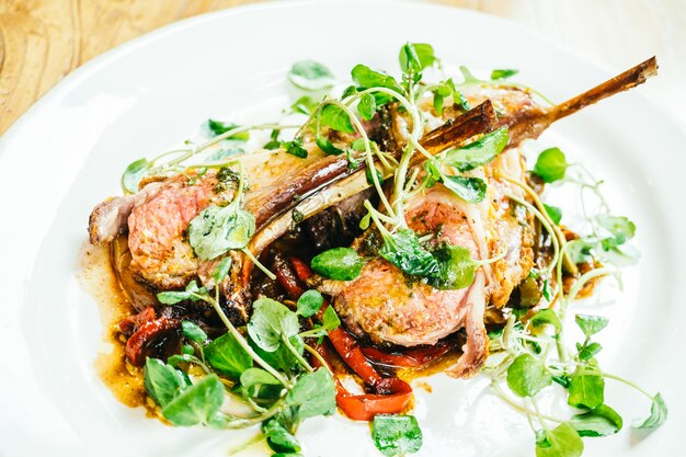 Alla griglia di agnello tagliare la bistecca di carne