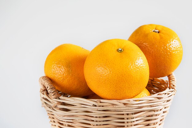 Allegagione arancio succosa fresca sopra bianco